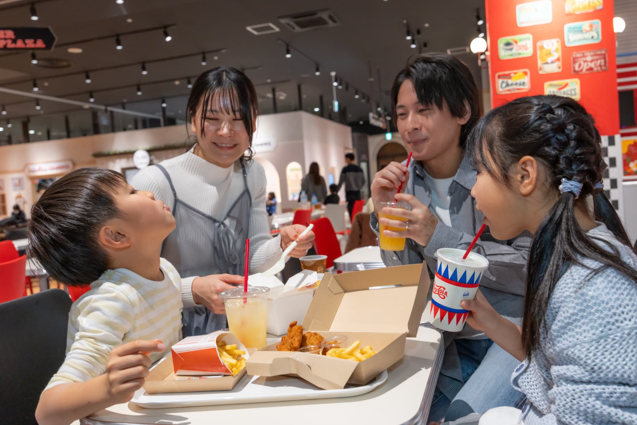 家族で楽しく食事中